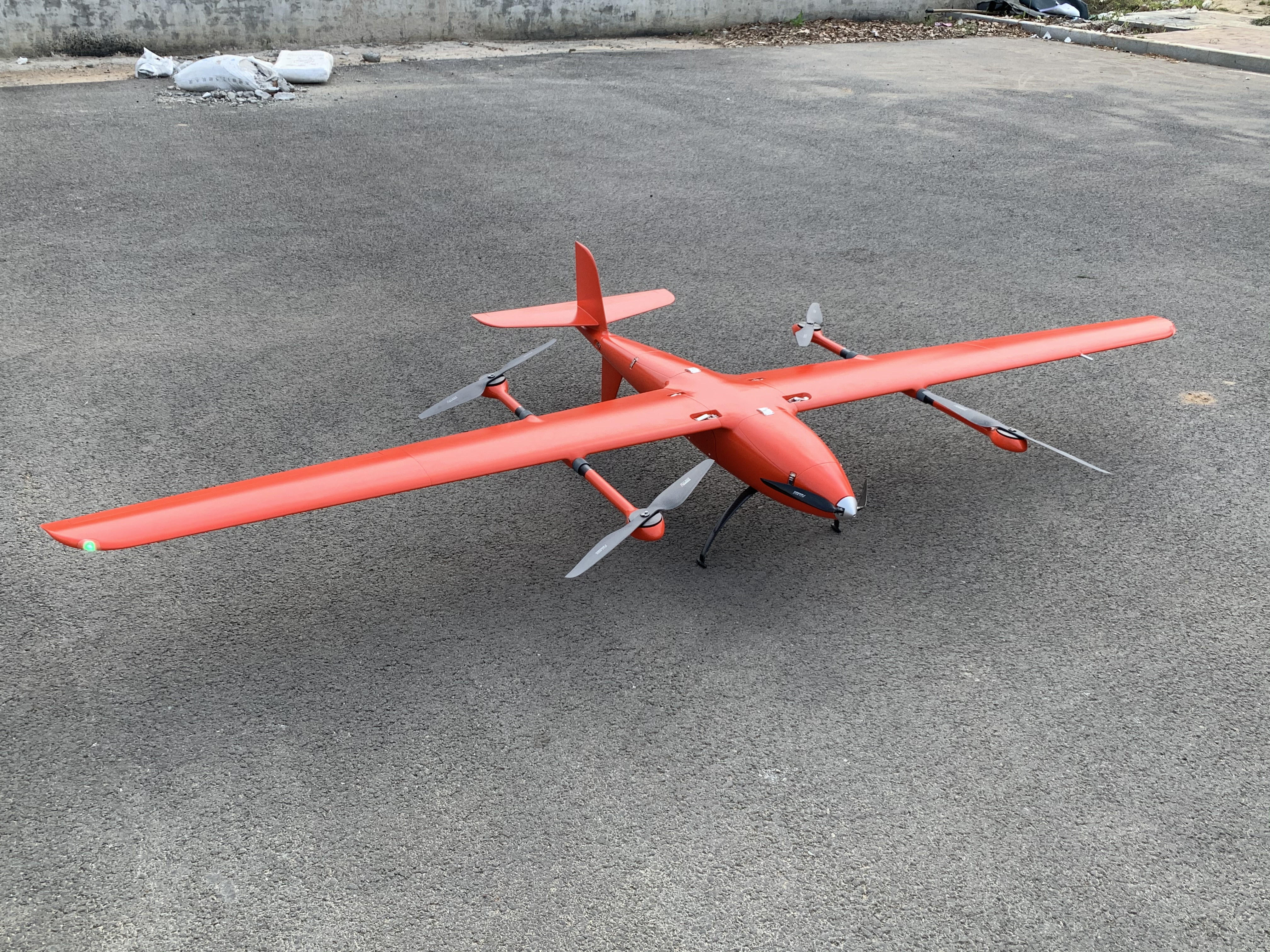 大飛機航攝(左)<a href='http://dfmoku.com.cn/typearticle/330-1.html' target='_blank' title='無人機航攝'><strong>無人機航攝</strong></a>(右)